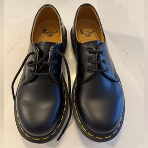 BRAND NEW Dr. Martens Classic Oxford shoes, size 7 (L).